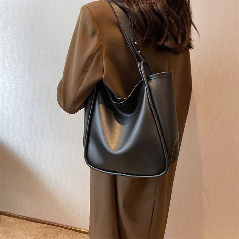 The Lyla Bag Travel Message Bucket Shoulder Retro Women Big Pockets Leisure Daily Casual Multi-function Underarm PU Leather Tote W250602
