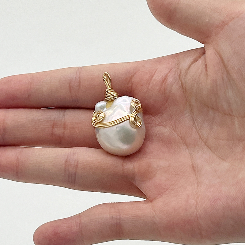 Chic Artisanal Pearl Neckpiece with Ornate Pendant Accents - Baroque Style Jewelry Accessory
