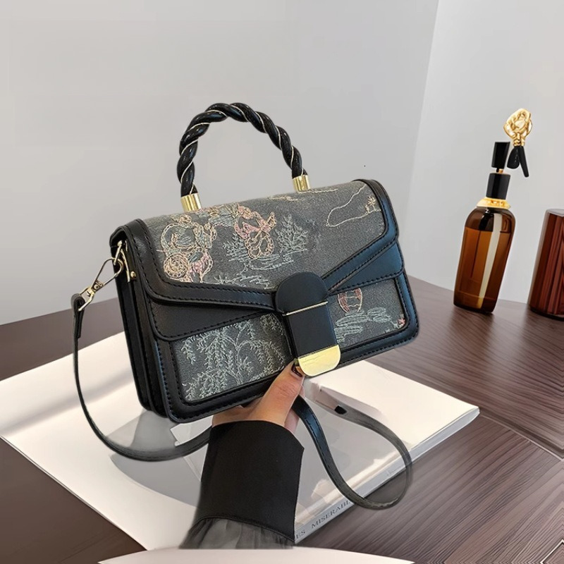 High Quality New Style 2025 New Style Butterfly Bags Small Square Bag Simple Shoulder Crossbody Bag Fashion Handbag for Women New Free Delivery Design