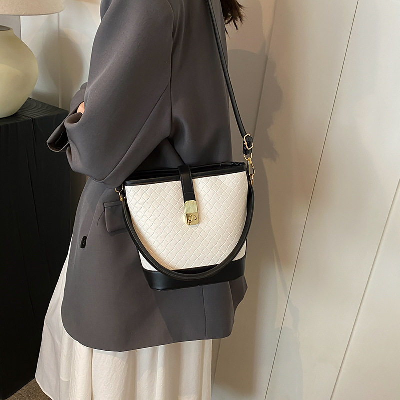 High quality brand, free designer bag, fashionable and casual color block bag, single shoulder crossbody bag, bucket bag, new free designer bag
