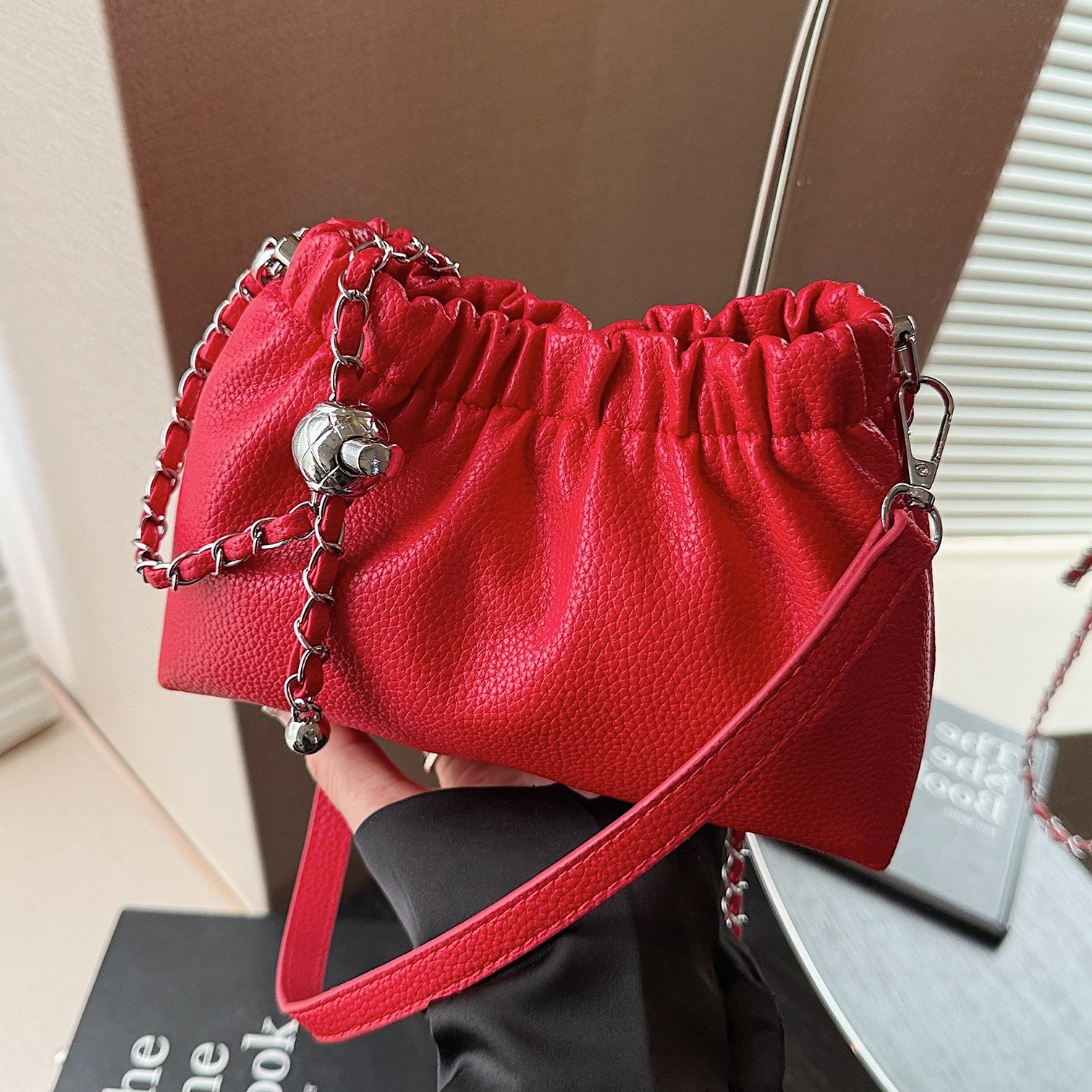 designer 2025 Trend Underarm Bag High-End Cloud Pleated Bag Women's Bag High-End Shoulder Crossbody Bag Chain Bucket Bag
