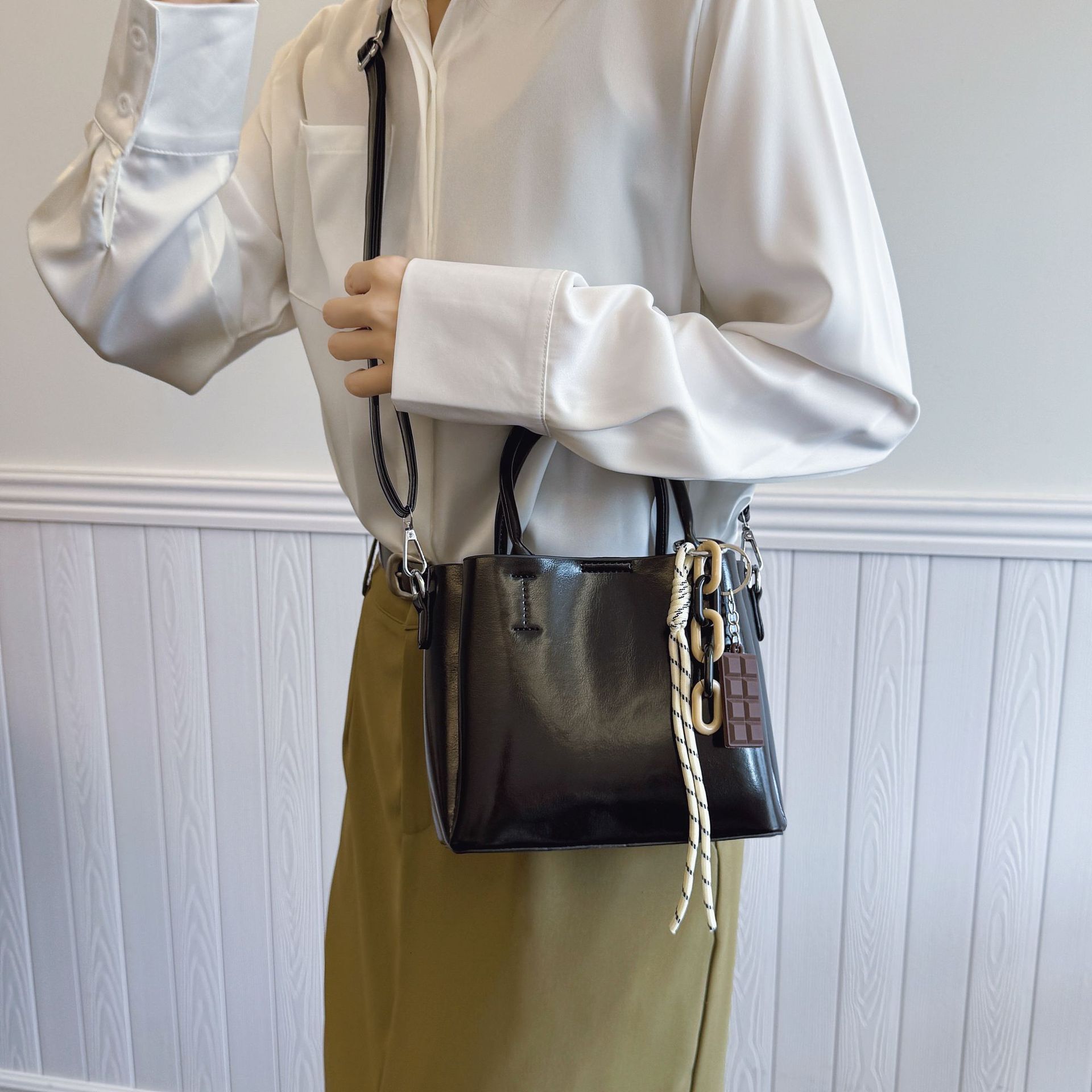 designer Vintage Oil Wax Leather Shoulder Bag for Women 2025 New Trendy Fashion Versatile Handbag High-end Commuter Crossbody Bag