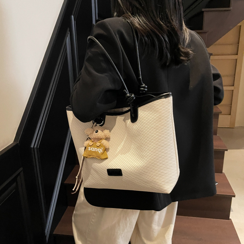 designer Minimalist Stylish Large Capacity Tote Bag for Women 2025 New Fashion Casual Commuter Lightweight Versatile Shoulder Underarm Bag