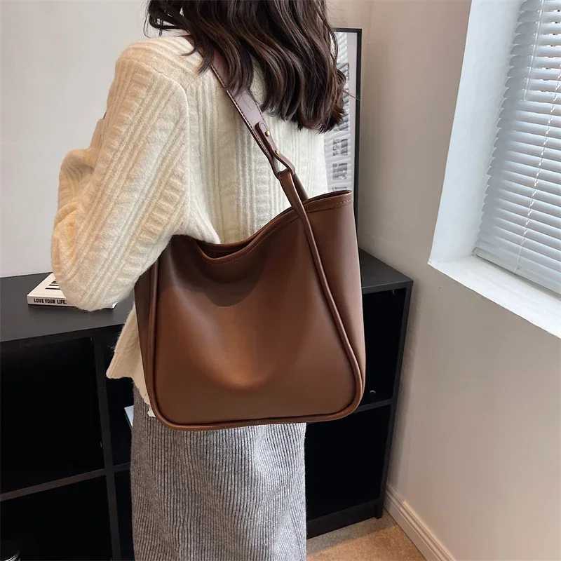 The Lyla Bag Travel Message Bucket Shoulder Retro Women Big Pockets Leisure Daily Casual Multi-function Underarm PU Leather Tote W250602