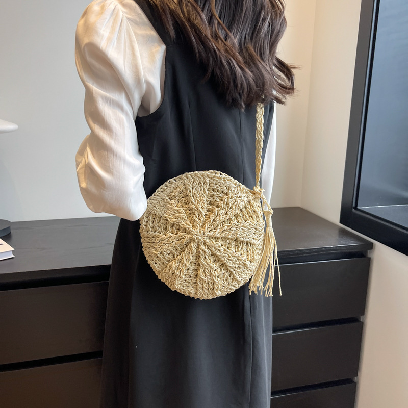 designer 2025 New Simple Round Tassel Crossbody Straw Woven Bag for Women Handmade Summer Beach Vacation Shoulder Bag