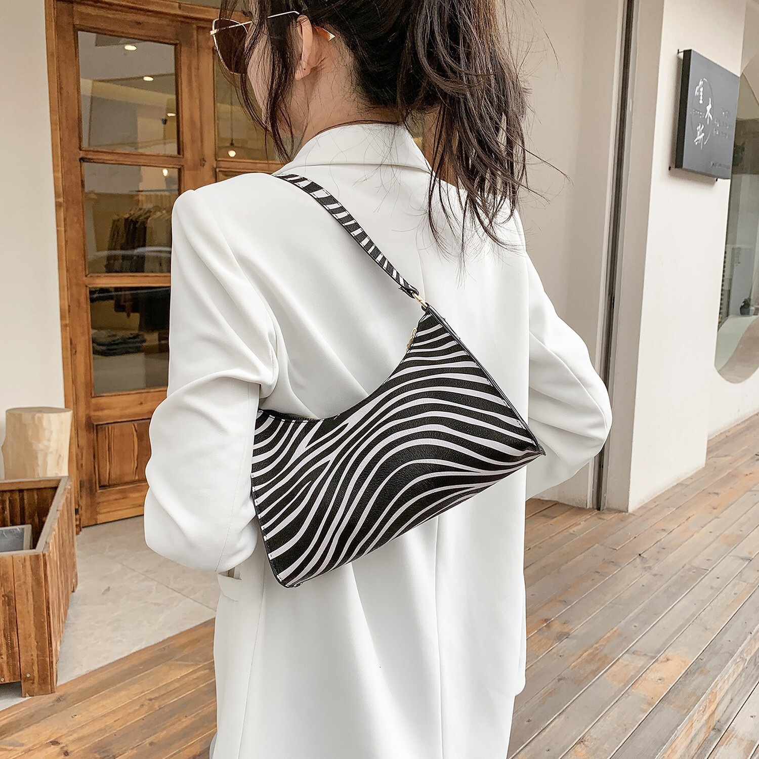 Top brand new free designer bag cross-border European and American high-end armpit bag spicy girl bag handbag fashionable shoulder bag brand new free 