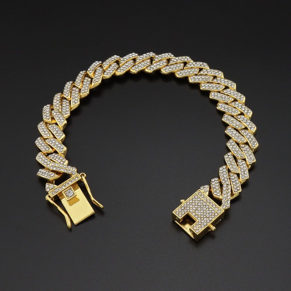 The hip-hop style diamond Cuban necklace is fashionable and versatile