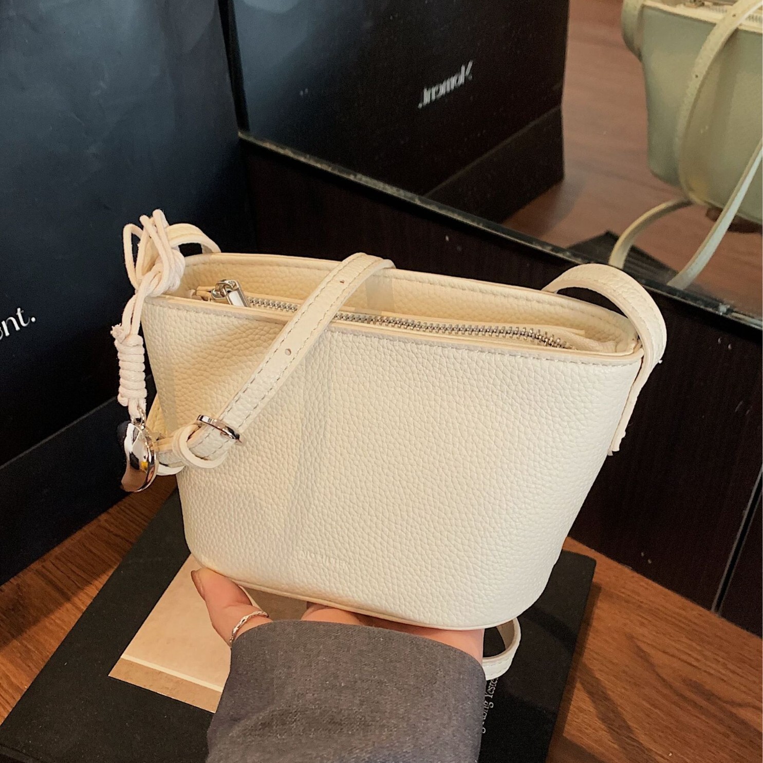 designer Niche Korean Style Fashion Casual Shoulder Bag Women's 2025 Versatile Small Crossbody Bag Commuter Bucket Bag