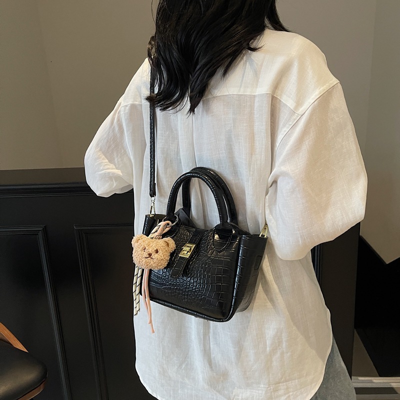 designer Korean Style Niche Design Handheld Bucket Bag for Women 2025 New Trendy Fashion Versatile Crocodile Pattern Shoulder Crossbody Bag