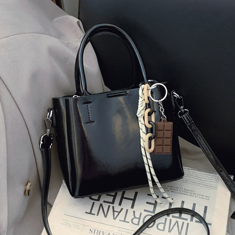 designer Vintage Oil Wax Leather Shoulder Bag for Women 2025 New Trendy Fashion Versatile Handbag High-end Commuter Crossbody Bag