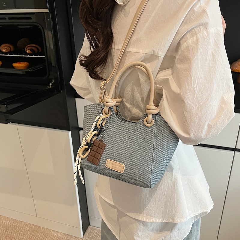 designer Trendy Fashion Handheld Bucket Bag for Women 2025 New Commuter High-end Woven Pattern Fashion Single Shoulder Crossbody Bag