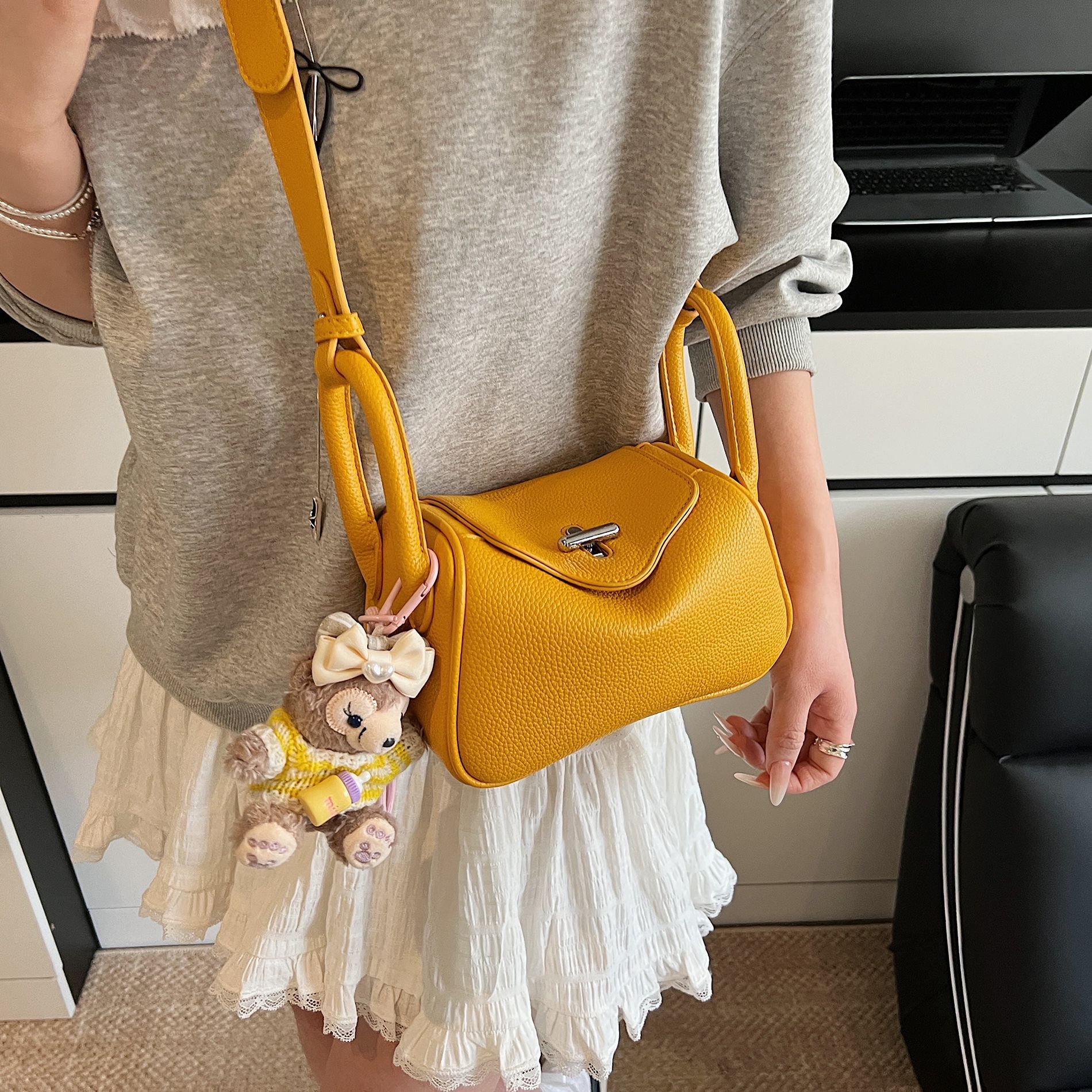 designer Niche High-End Underarm Bag for Women 2025 New Simple Fashion Lychee Texture Versatile Commuter Crossbody Pillow Bag