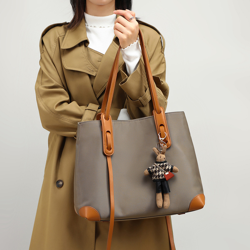 Advanced Oxford Fabric Synthetic Leather Designer Bag 2025 Summer New Fashion Large Capacity Soft Leather Hand-held Commuting Shoulder Bag Women'