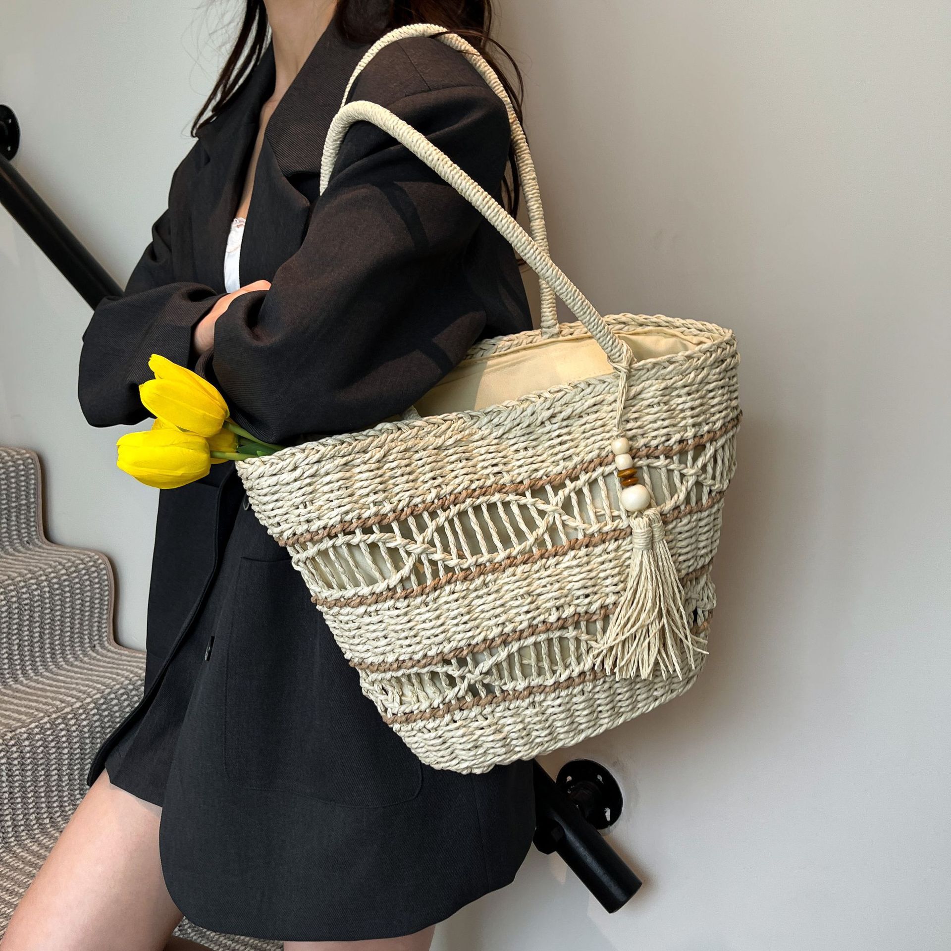 designer Large Capacity Hollow Woven Straw Bag for Women 2025 New Tassel Tote Bag Vacation Style Beach Bag