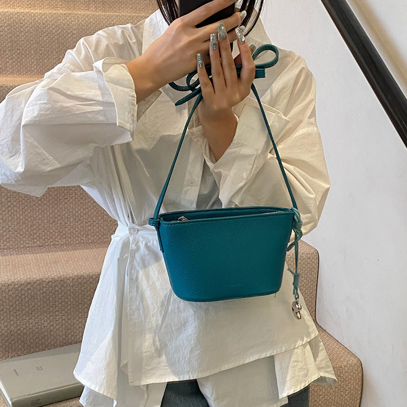 designer Niche Korean Style Fashion Casual Shoulder Bag Women's 2025 Versatile Small Crossbody Bag Commuter Bucket Bag