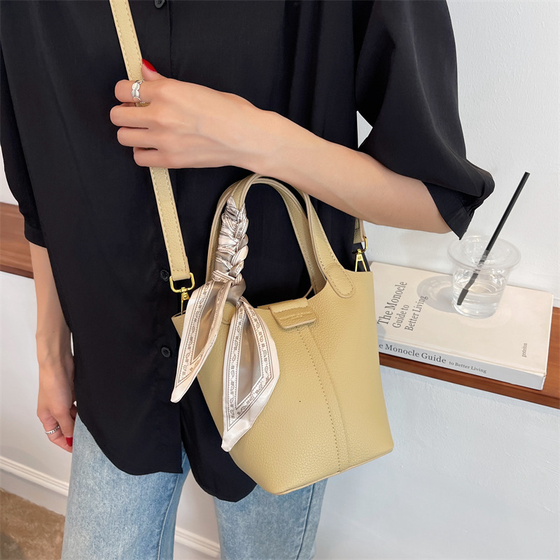 designer Fashion Crossbody Bag for Women 2025 New Stylish High-end Retro Handbag Simple Shoulder Bag