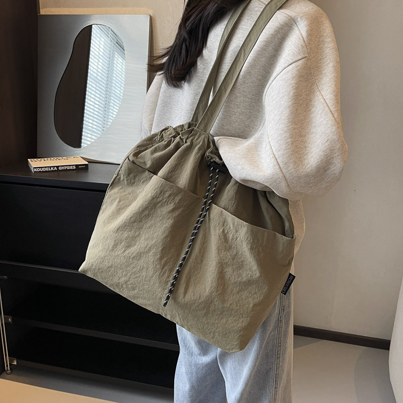 New Lightweight Large Capacity Travel Bucket for Women, Casual Nylon Shoulder Bag, Artistic Girl Crossbody Bag Trend