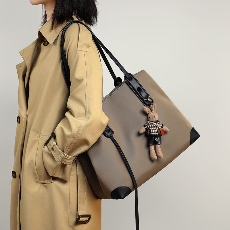 Advanced Oxford Fabric Synthetic Leather Designer Bag 2025 Summer New Fashion Large Capacity Soft Leather Hand-held Commuting Shoulder Bag Women'