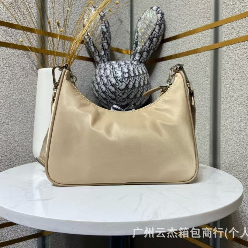 HOBO Champion 2025 Autumn New Underarm Bag Solid Color Letter Fashion Horn Designer Pack Bag Shoulder Bag Crossbody Luxury Bag Bag Oxford