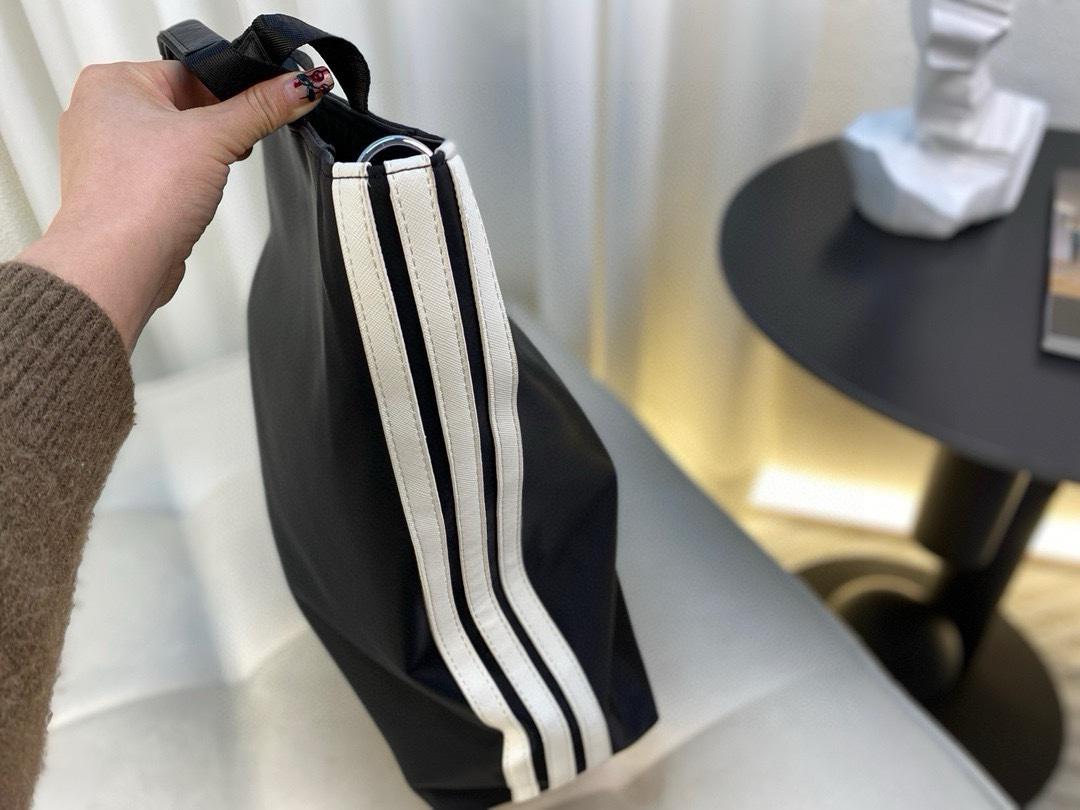 New handbag, one shoulder versatile tote bag, crossbody bag, women's waterproof nylon bag, lightweight bucket shopping bag