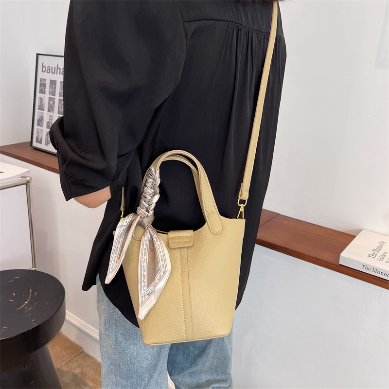 designer Fashion Crossbody Bag for Women 2025 New Stylish High-end Retro Handbag Simple Shoulder Bag
