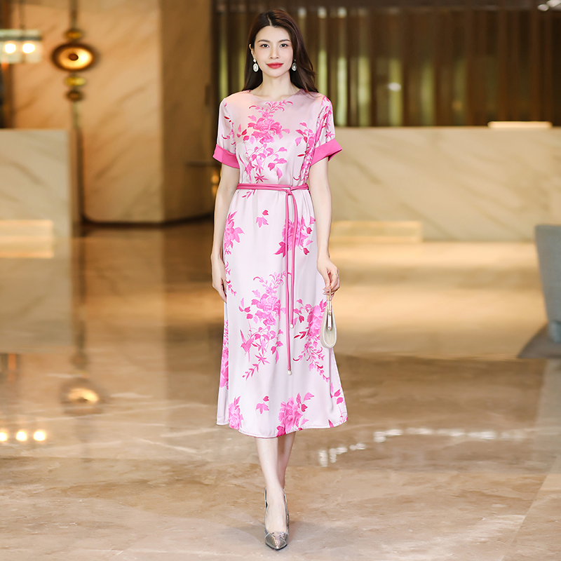 Elegant Full-Length Ladies' Maxidress Featuring Stylish Sleeves
