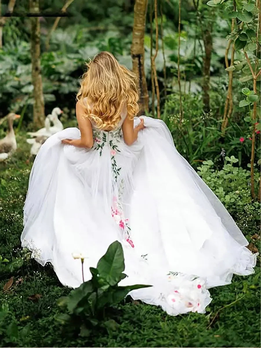 Romantic Colorful Floral Lace Appliques Bohemian Wedding Dresses V-Neck Sleeveless A-Line Long Tulle Garden Bridal Gowns Robe De Mariee Straps