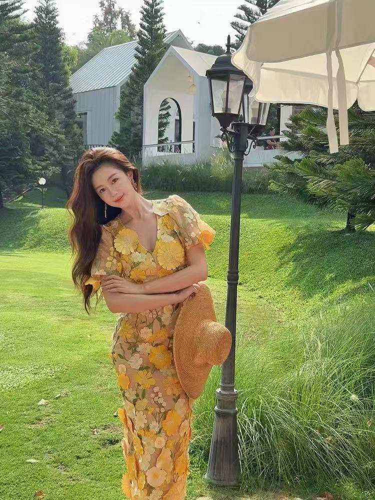 Orange-yellow floral beach vacation three-dimensional flower yellow short-sleeved, body-hugging V-neck dress