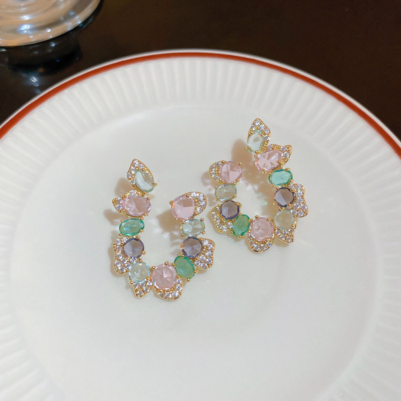 Exaggerated large earrings for women with a light luxury and high-end feel, 2024 new trend, niche design, retro