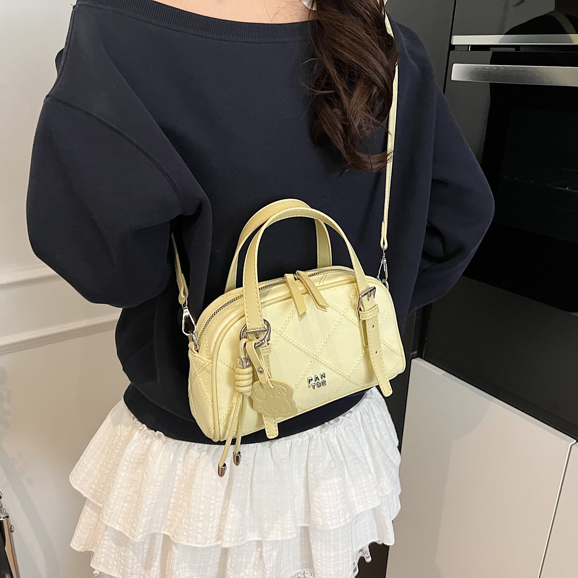 designer Minimalist Solid Color Handheld Bowling Ball Bag for Women 2025 New Spring Shoulder Crossbody Bag Fashion Versatile Pillow Bag