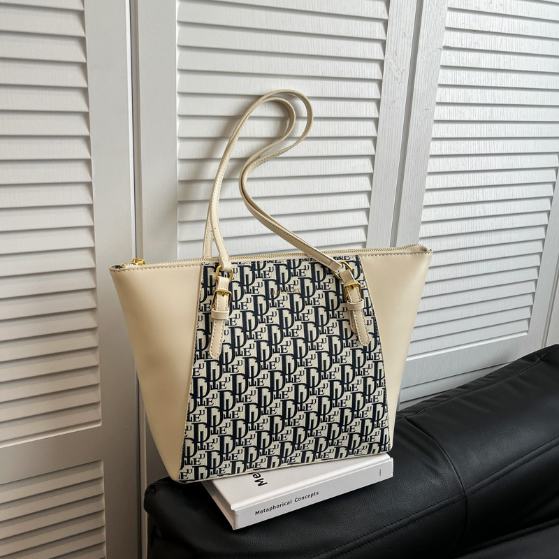 Hot new free shipping designer bags for womens black white brown Large capacity fashionable versatile shoulder bag