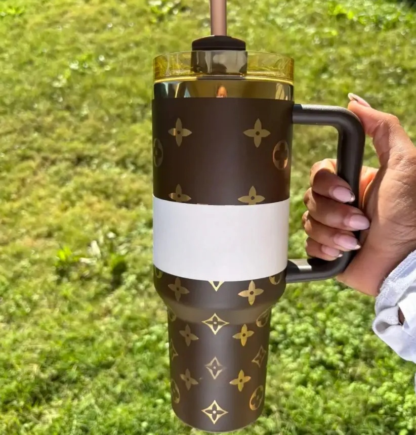 US Warehouse 40oz Tumblers Mugs Designer L Letter With 40oz Mug Chocolate Gold With Handle Insulated Tumblers Lids Straw Cups