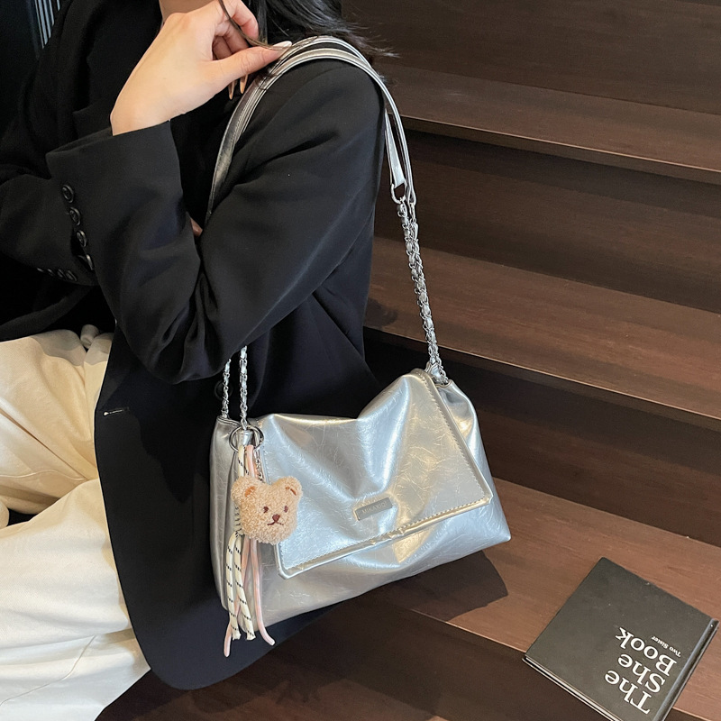 designer Large Capacity Soft Leather Commuter Tote Bag for Women 2025 New Versatile Chain Crossbody Bag Casual Shoulder Underarm Bag