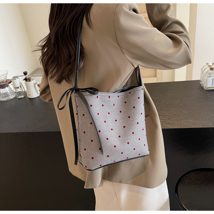 Bow Polka polka dot shoulder bag, large capacity, fashionable, multifunctional commuting handbag, designer shoulder bag
