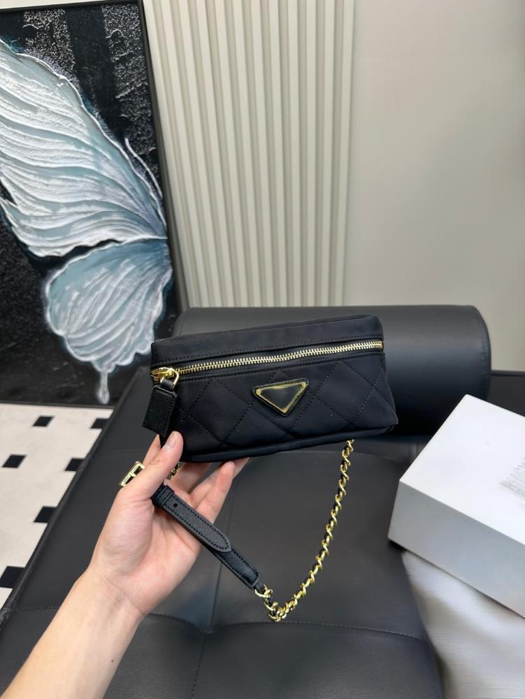 The new vintage diagonal cross bag features a handmade nylon diamond grid design that can be paired with a single shoulder diagonal cross black gold chain