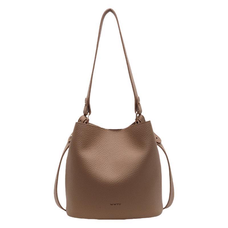 designer Retro Large Capacity Commuter Bucket Bag for Women 2025 New Simple Handbag High-end Crossbody Mother and Child Bag