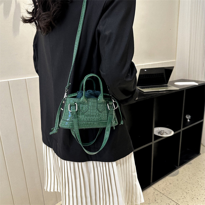 High quality brand new high-quality free designer bag design bag 2025 new fashionable and simple handbag casual commuting crossbody bag brand new free