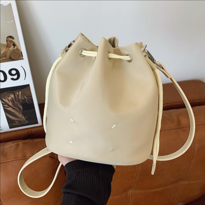designer 2025 New Fashion Versatile High-End Drawstring Bucket Bag for Women Solid Color Niche Design Casual Shoulder Crossbody Bag