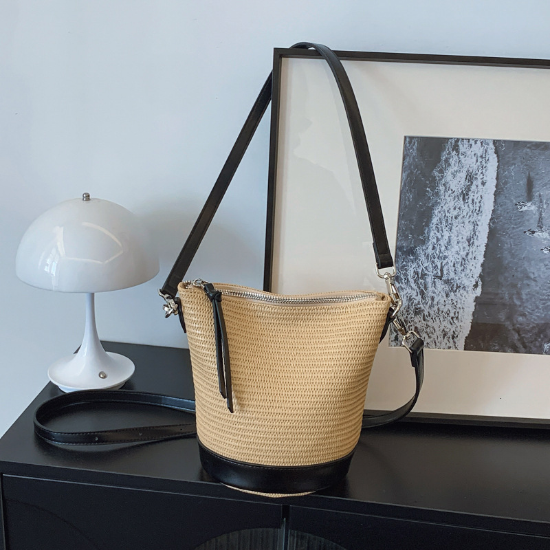 designer Niche Design 2025 New High-End Bucket Bag Commuter Versatile Large Capacity Casual Shoulder Crossbody Handbag