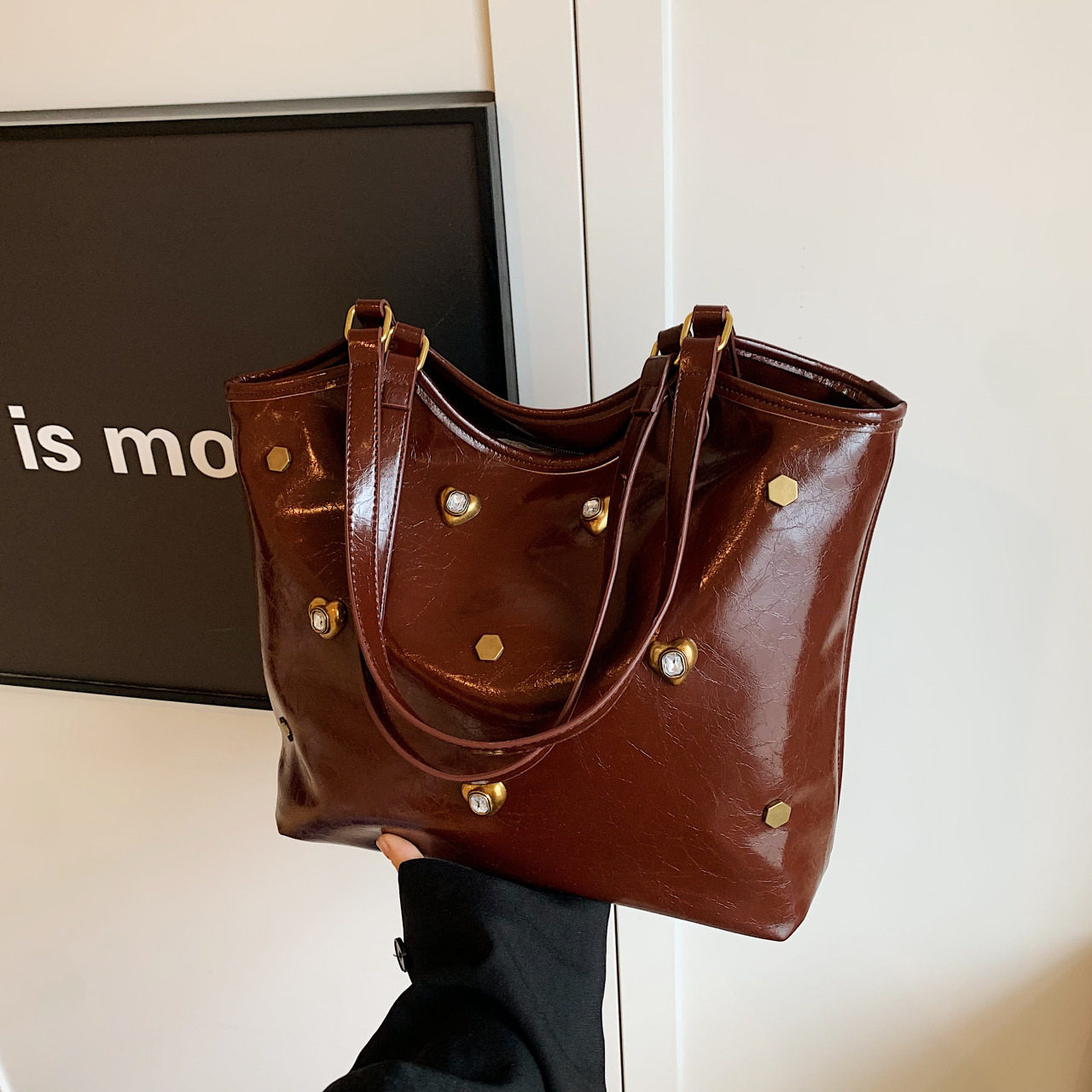 New women s retro handbag simple and elegant commuting shoulder bag fashion niche fashion designer large capacity women s shoulder bag