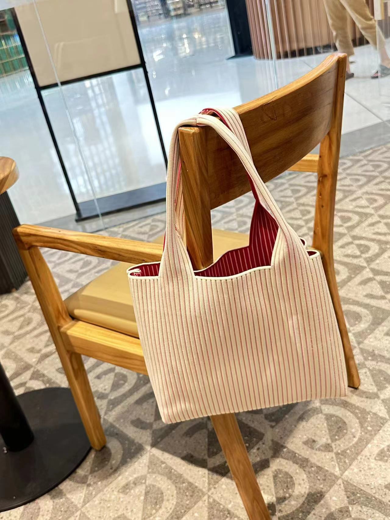Customized Korean striped knitted large capacity casual knitted handbag designer women's new fashionable niche handbag