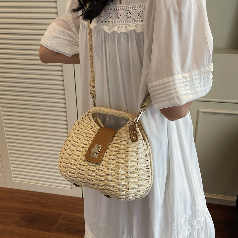 designer Summer Trend Beach Small Bag New Fashion Women's Handheld Straw Woven Shell Bag High-end Crossbody Handbag