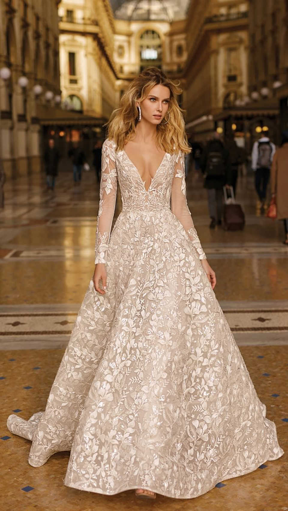 Luxurious A Line Lace Wedding Dresses Deep V Neck Long Sleeve Bridal Gowns Elegant For Bride Beach Customized