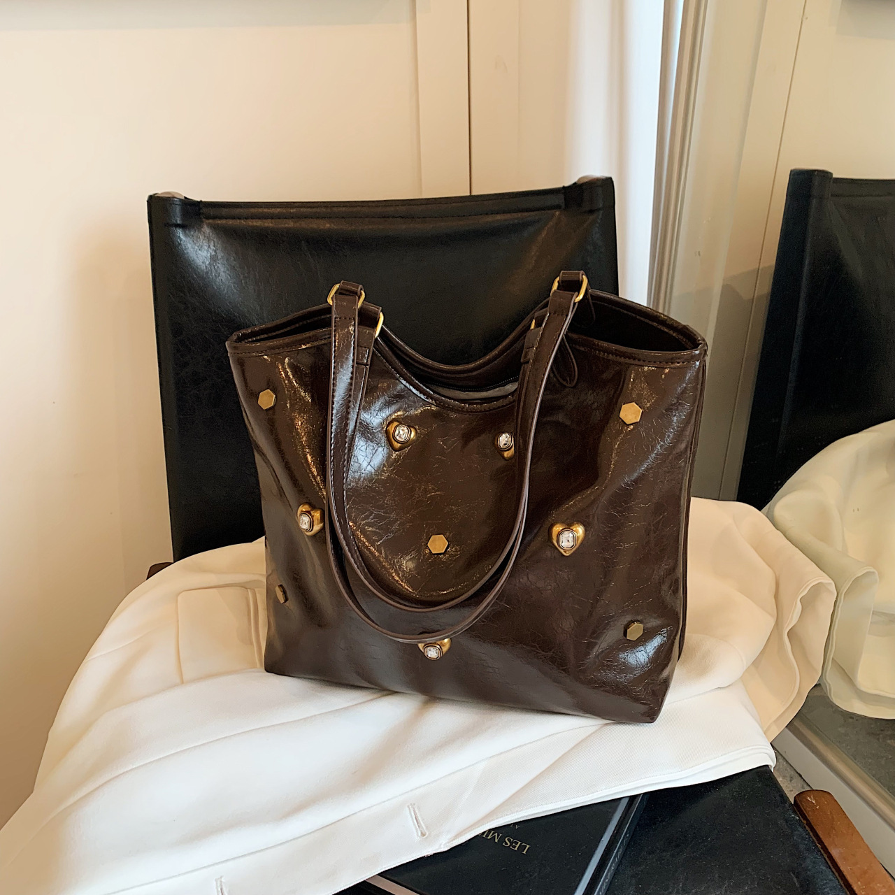 New women s retro handbag simple and elegant commuting shoulder bag fashion niche fashion designer large capacity women s shoulder bag
