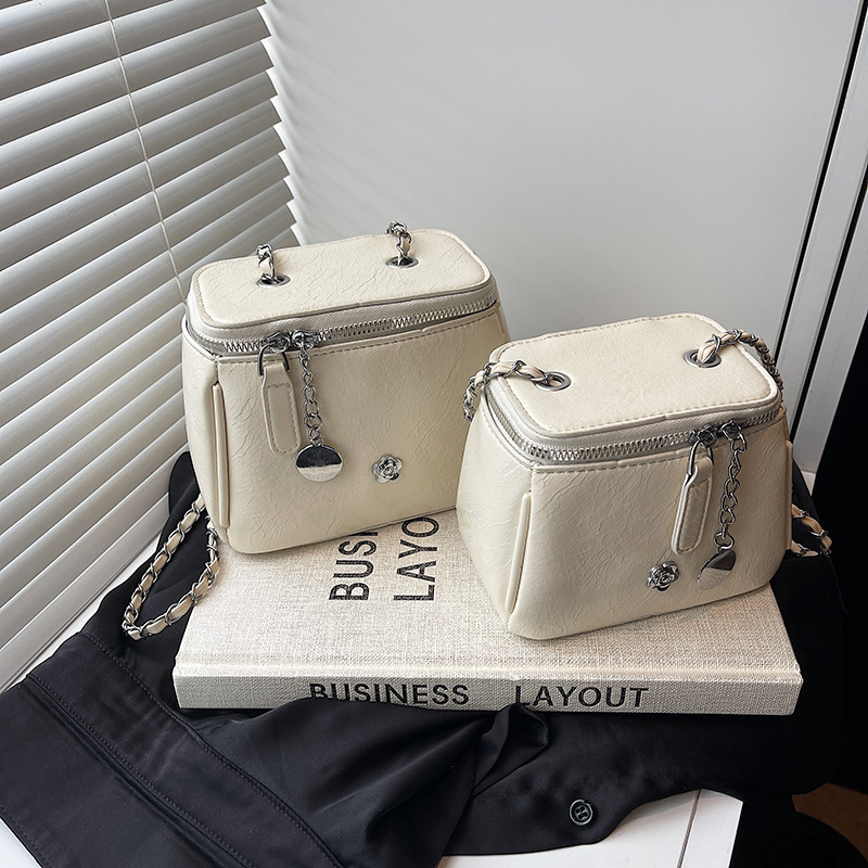 Free Shipping Designer Bag Fashion For Women 2025 New Style Summer Versatile Chain Crossbody Bag This Years Popular Small Square Bag