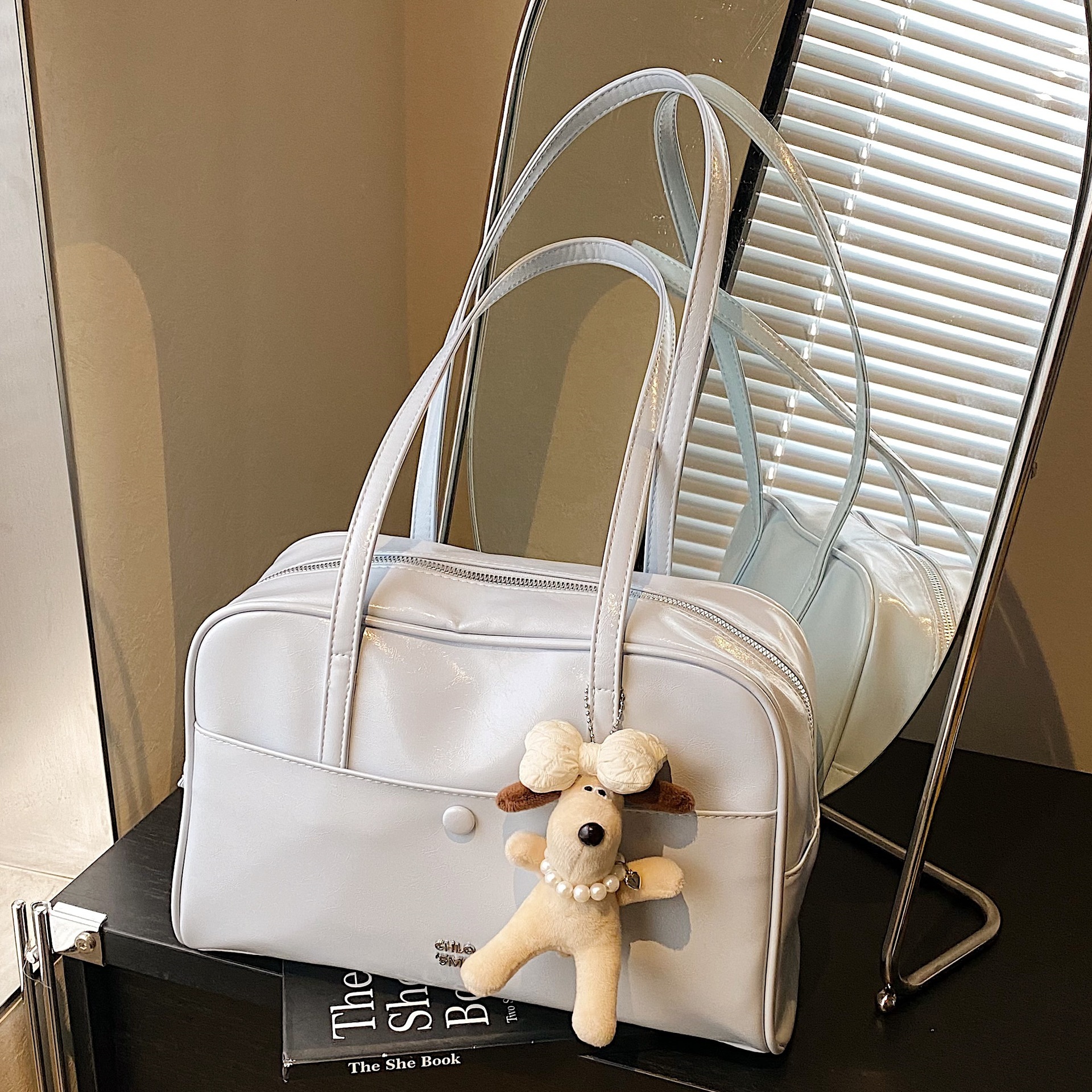 designer Large Capacity Bowling Bag for Women 2025 New Summer Fresh Style Shoulder Bag for Work and Commute Tote Bag