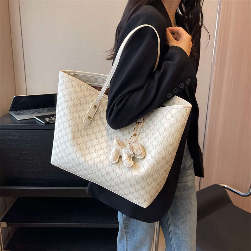 2025 New Spring Trendy Light Luxury Women's Large Capacity Commuter Shoulder Handheld Tote Bag