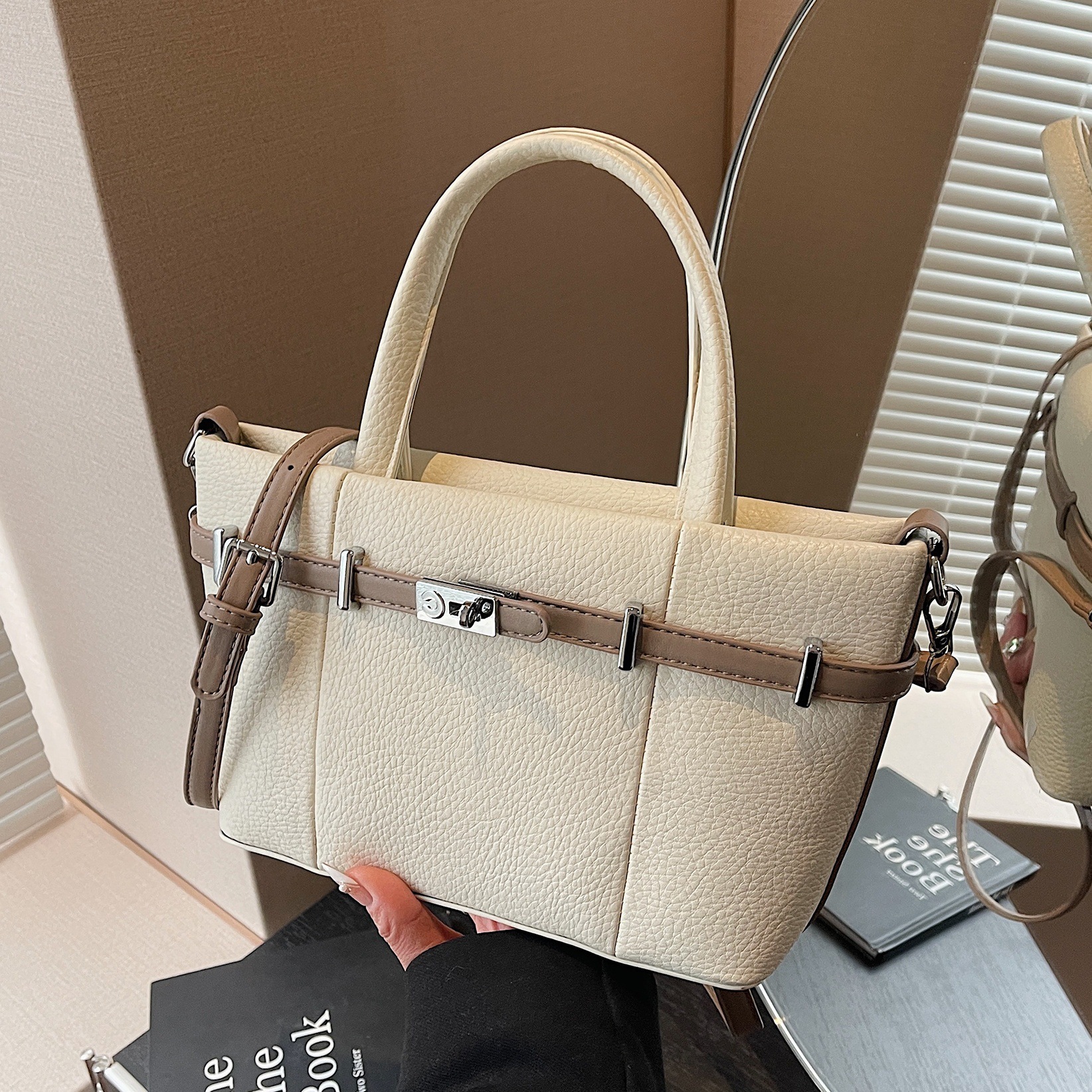 designer High-End Large Capacity Bag for Women 2025 New Spring Summer Commuter Versatile Shoulder Bag Fashion Underarm Tote Bag