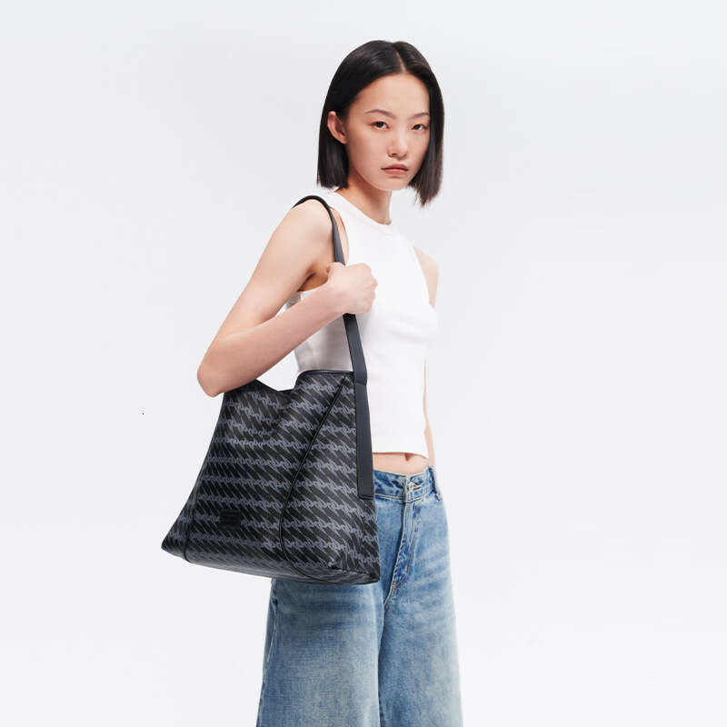 Women's Bags Designer Women's Bags Designer Omto Spring Summer New Black Truffle Soft Hobo Crossbody Large Capacity Women's Commuter Sh