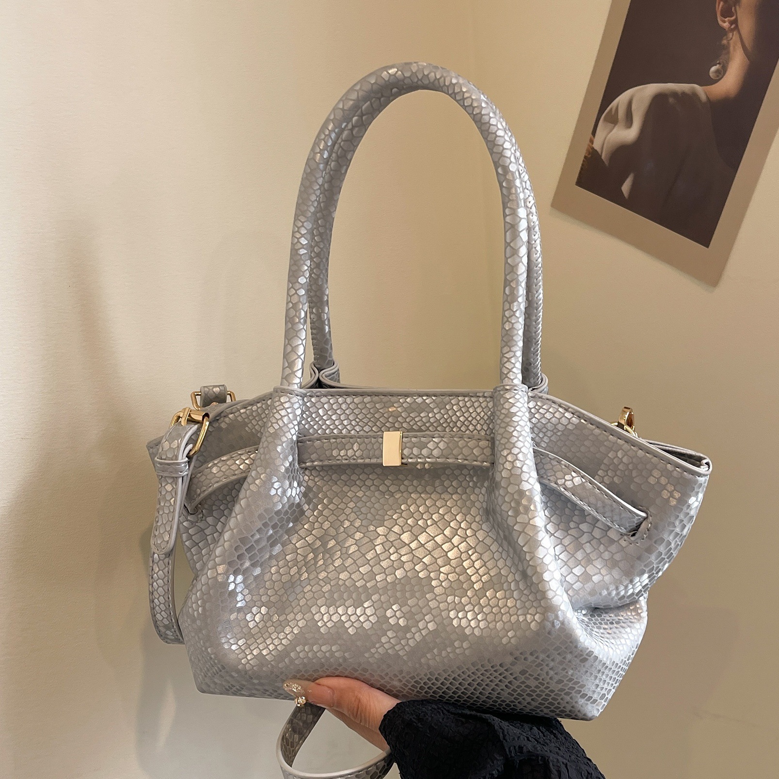 designer Handheld Wrinkled Fashion Bucket Bag for Women 2025 New Korean Style Simple Versatile Shoulder Bag for Work Commute Tote Bag